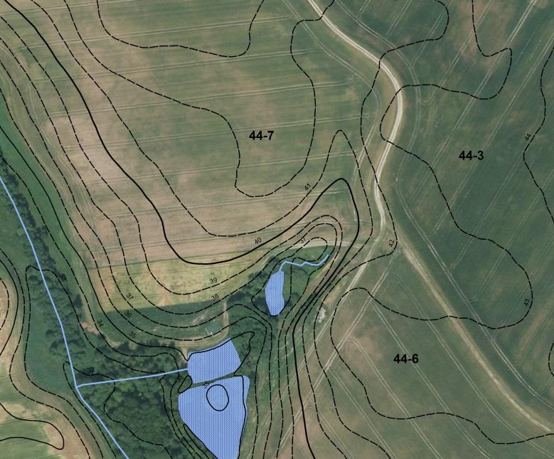 Figur 8: Sydenden af mark 44-7. Terrænkoterne er markeret med sort. Rohden Å løber tæt forbi mark 44-5, men der er på intet sted mindre end 10 m mellem mark og vandløb, og terrænet er her ret fladt.