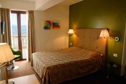 Hotel Fortebraccio har ikke deciderede enkeltværelser, så gæster der bestiller et enkeltværelse vil blive indkvarteret på et dobbeltværelse til enkeltværelsesbrug.