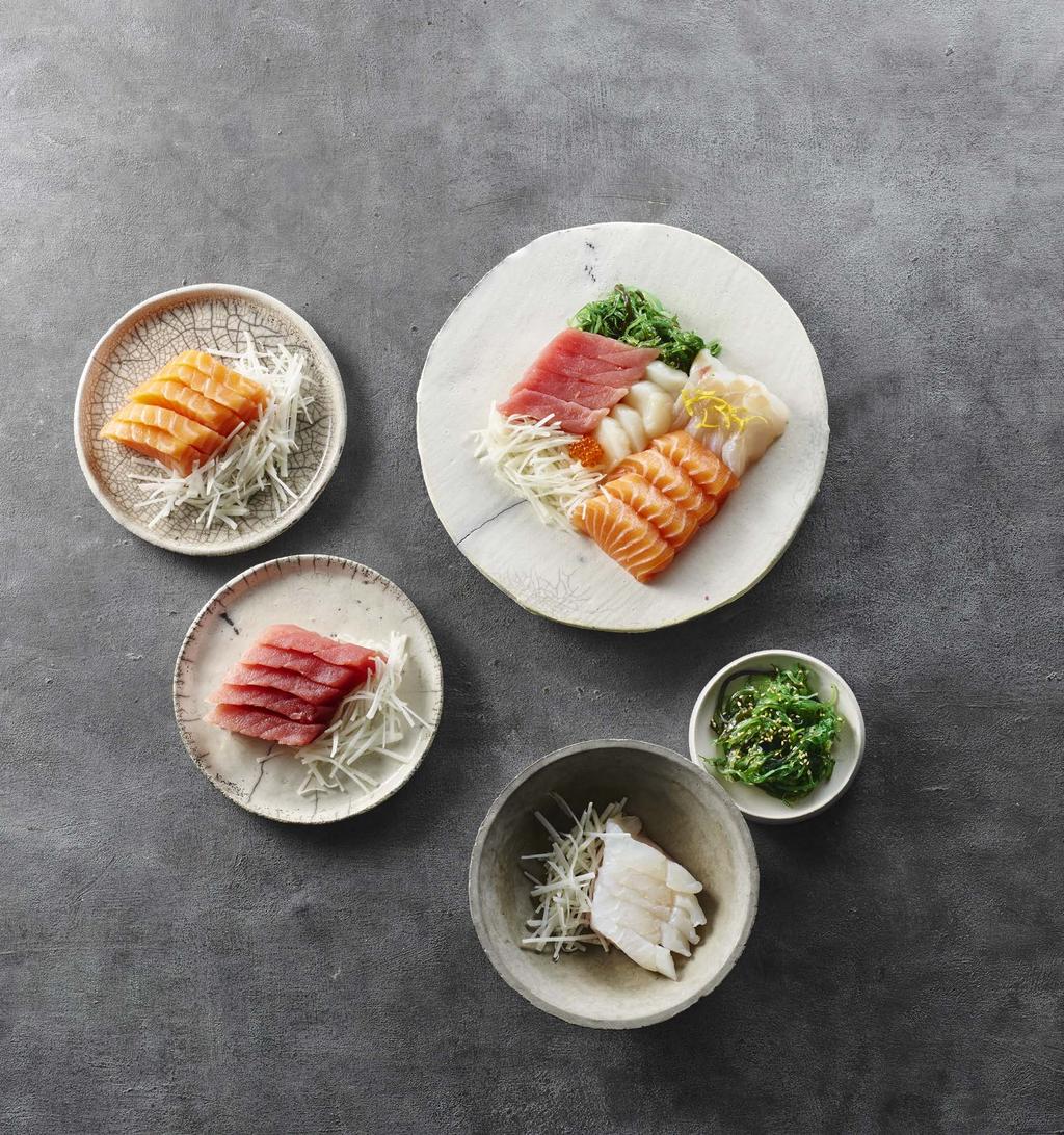 SASHIMI LAKSE SASHIMI Sashimi af laks serveret med soya og wasabi 65 KR SASHIMI MENU Laks, kammusling og tun, hvidfisk sashimi, wakame og ørredrogn på bund af daikon 215 KR