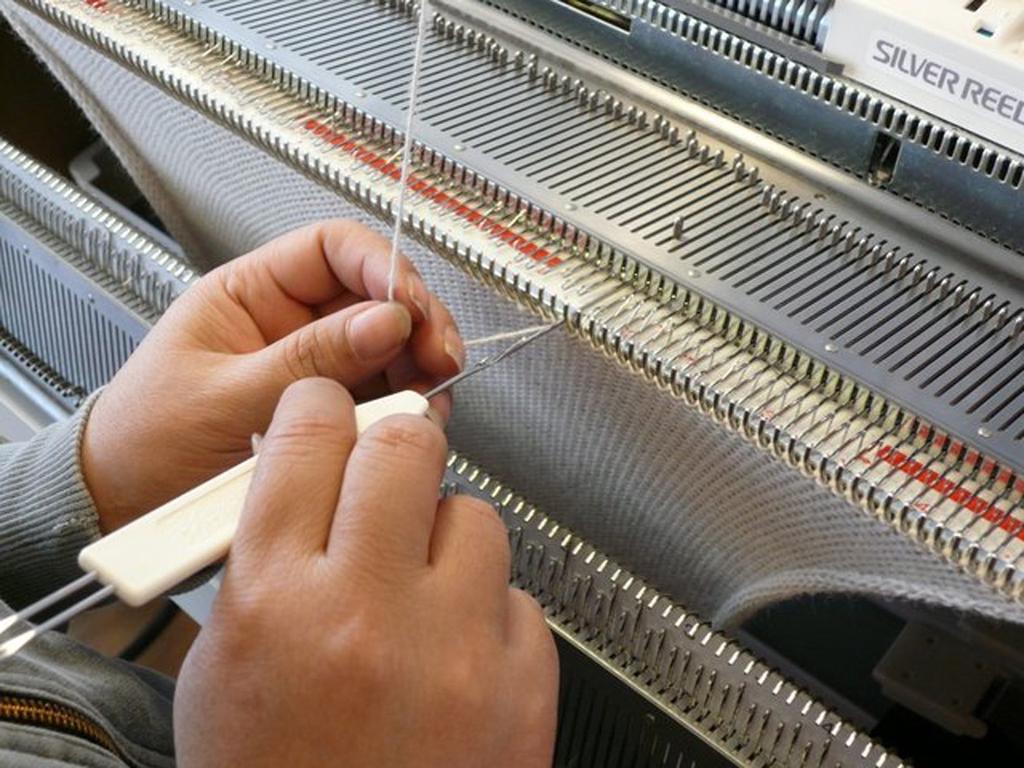 Kreative aktiviteter 4.6 Maskinstrik for begyndere Har du lyst til at lære at arbejde med strikkemaskine? På dette kursus vil du blive fortrolig med strikkemaskinens grundlæggende funktioner.