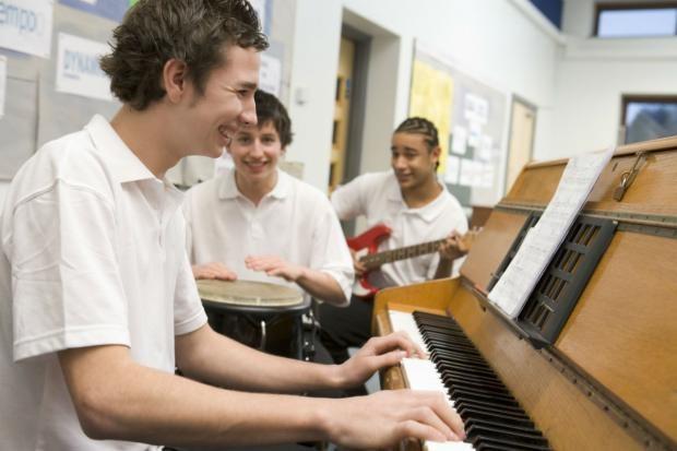Colourbox 1.1 Valgfagets relation til musik som obligatorisk fag Musik som obligatorisk fag tager udgangspunkt i, at eleverne har visse forudsætninger, allerede når de begynder i skolen.