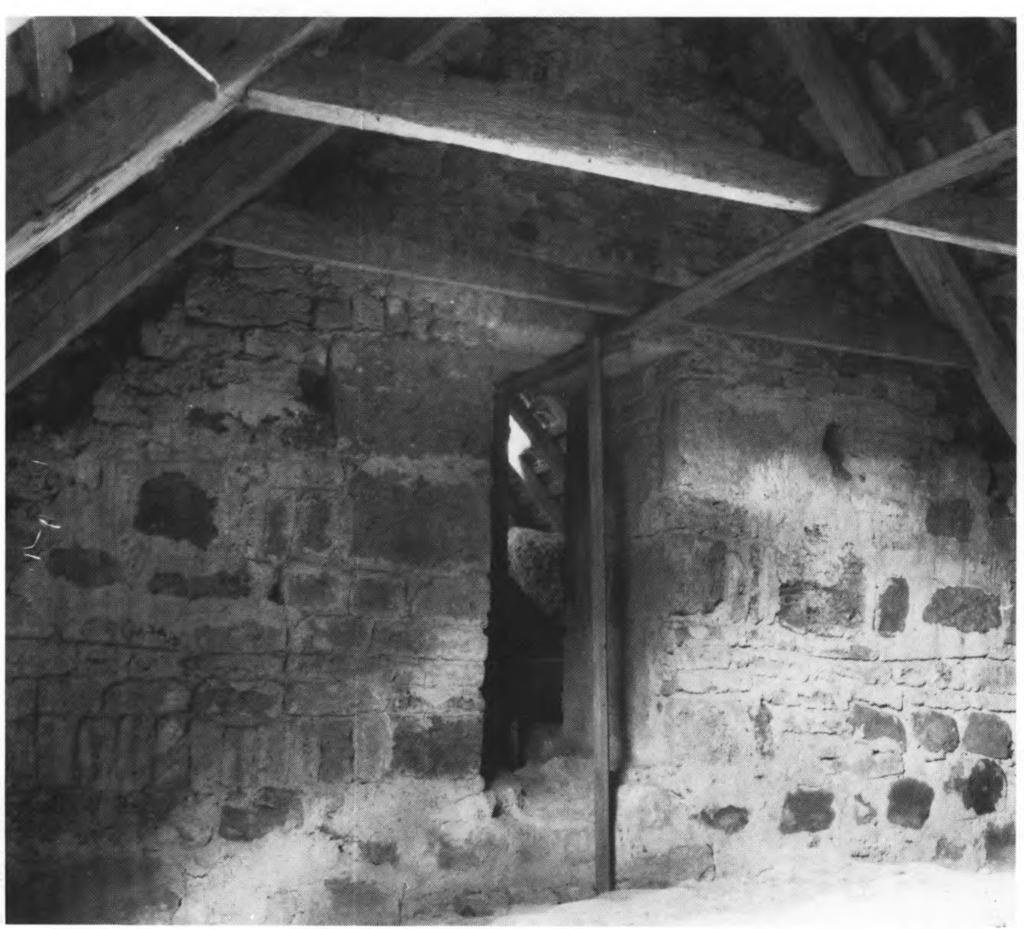 GRANDLØSE KIRKE 203 Fig. 4. Triumfgavlen, set fra korets loft (s.203, 205). LL fot. 1975. West gable of the chancel seen from the loft of the chancel.