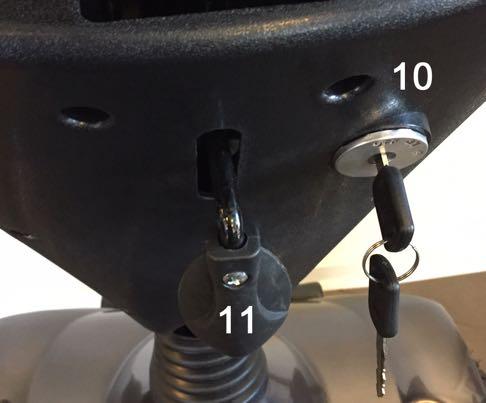 Nøglekontakt (11) håndtag til justering af vinkel på ratstamme ADVARSEL! Udsæt ikke kontrolpanelet for voldsom regn eller vådvask. Hold panelet tørt. Ad.