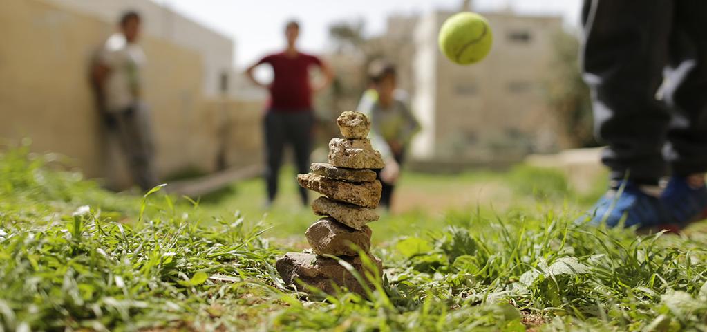 Side 4 Aktivitet 3: Vælt stentårnet! Denne udendørs kaste- og fangeleg leges ivrigt af børnene i Jordan. Der er masser af bevægelse og samarbejde i den.