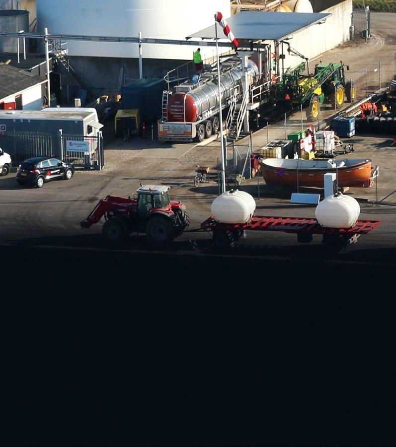 HavneBladet DanGødning er klar til sæsonen, og fortsætter samtidig renovering Håndværkere, lastbiler og traktorer giver travlhed ved tankanlægget og i skibstrafikken til Rødbyhavn.