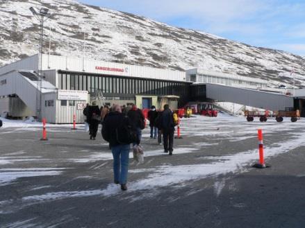 1. BAGGRUND FOR PROJEKTET Inatsisartut har principielt besluttet en væsentlig omlægning af det grønlandske flytrafiksystem med en forlængelse af banerne og udbygning af lufthavnene i Nuuk (GOH) og