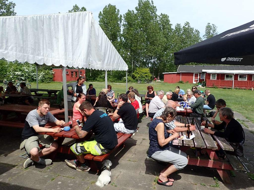 Aktiviteter i H/F Sønderbro Bøffadet på midten af pladsen Henover sommeren holder Bøffadet åbent om søndagen for salg af mad og drikke. Der er typisk åbent hver anden søndag fra 11 til 15.