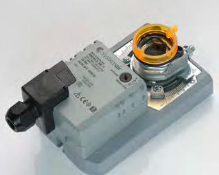 Enkel direkte montering på spjældakslen med universalklembøsning, fastholdt med den medfølgende monteringsbøjle. Gearudkobling med selvreturnerende tryktast.