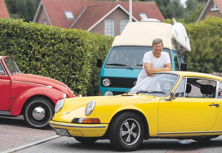 62 Jens Häusler zwischen seinem Porsche, dem T3 und dem flotten Käfer.Fotos: Martin Ziemer Fan alter Schlitten schraubt am neuen DHK Jens Häusler begeistert sich für Oldtimer.