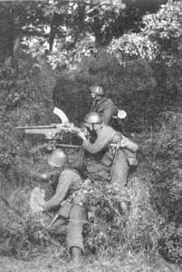Maskingeværgruppe i stilling. Livgarden, 1932. Fra Kilde 6. Træfsikkerheden er meget stor, og den praktiske ildhastighed kan sættes til ca. 200 skud pr. minut.