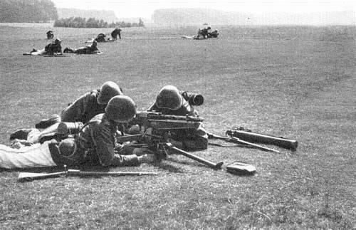 Maskingeværgrupper. Livgarden, 1932. Fra Kilde 5. Forrest ses maskingevær med skytte og hjælpere.