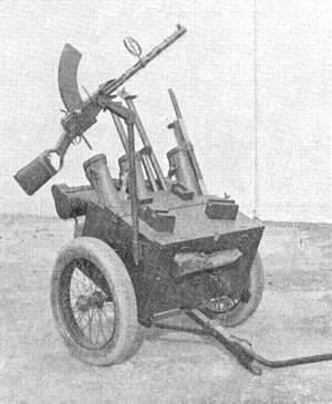 Maskingeværkarre M.1932, med maskingevær i luftmålspivot. Fra Kilde 5. Maskingeværkarren findes i to typer: Type A, hvorpå også føres telefonmateriel Type B, der i stedet herfor fører afstandsmåler.