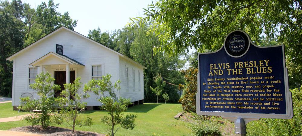Elvis Presley boede sine første år i Tupelo Mississippi, hvor I kan besøge hans fødehjem Jeg vil dog godt tage chancen alligevel, og anbefale en guidet rundvisning hos Elvis Presley i Tupelo, når
