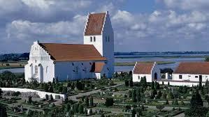 Kirken er en hvidkalket kirke opført i munkesten, og ligger højt og frit på Vestmøn med flot udsigt ud over Fanefjord