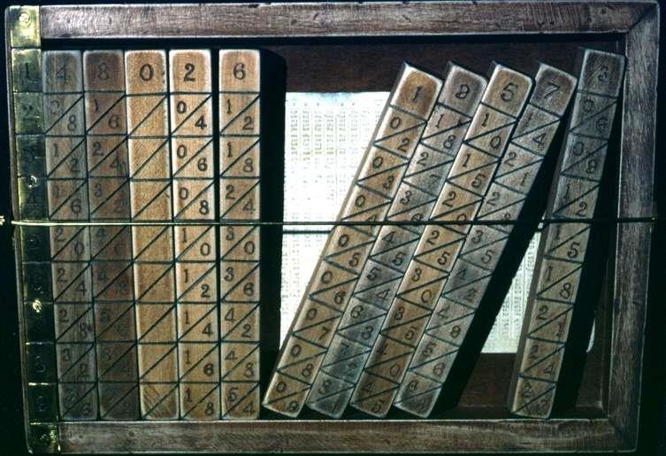 Projekt 8.8. Napiers stave og de moderne regnestokke I starten af 16. hundrede tallet udvikledes en række regnetekniske hjælpemidler bla.