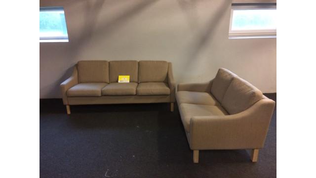 Kat: 22. Klassisk 3 + 2 pers. sofa m/slidstærkt stof H: 80 cm. B: 136 /195 cm. D: 85 cm. - vejl. 13.998 kr.