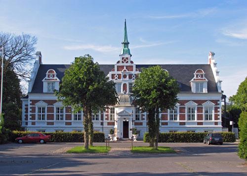 Bevaringsværdige enkeltbygninger, se retningslinie 5.2.3 Sohngårdsholm Slot fra 1886 er meget bevaringsværdigt.