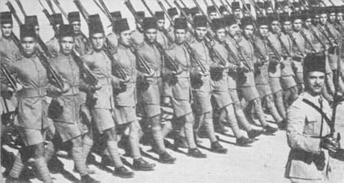 Glimt af den ægyptiske hær, 1940 Indledning Under et nyligt møde i Chakoten kom jeg i besiddelse af en artikel, der stammer fra Billedbladet, medio 1941. Overskriften er "Ægypten.