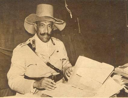 "Kaptajn Abd-el-Daim, i færd med at skrive dagens rapport i sit telt, er en smuk repræsentant for den ægyptiske soldat, en energisk og fanatisk kriger." Fra Kilde 1.
