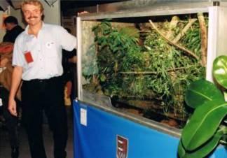 1988 Ved et møde i Århus om Akvarie-planter, arrangeret af "Tropica Aqua Plants" i 1988, var jeg med til at grundlægge "Aqua Planta Scandinavica" Hvor jeg vandt konkurrencen, ud i foreningens LOGO