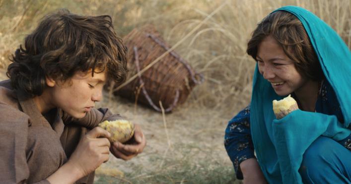 SYNOPSIS/ I landdistrikterne i Afghanistan tror befolkningen på de historier, de opfinder og fortæller hinanden, som forklarer verdens mysterier. Hyrdebørnene regerer bjergene.