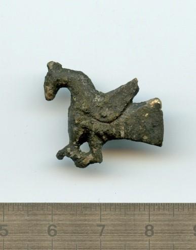 Et enkelt fund vidner om den smykkemode, der har hersket i denne seneste del af vikingetiden. Det drejer sig om en lille fugleformet broche, der er 2,7 cm lang og støbt i en kobberlegering.