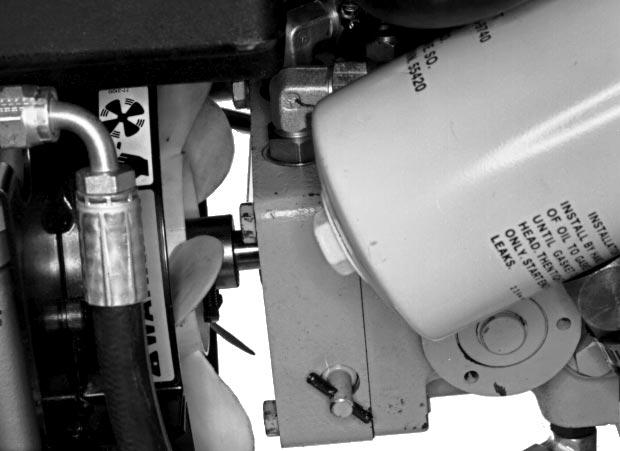 Betjening 2. Drej bypass-ventilen på pumpen mod uret, til den er helt åben (fig. 11). 3. Inden motoren startes, skal bypass-ventilen lukkes helt ved at dreje den med uret.