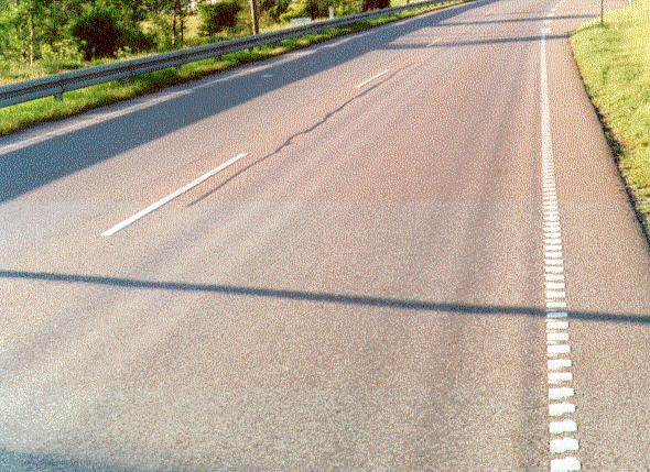 5.1.10 Sporkøring Inspektionsmetode Bedømmelseskriterier Sporkøring er typisk 2 parallelle, langsgående fordybninger i vejoverfladen hidrørende fra trafikken især ved kanaliseret/accelerende trafik.