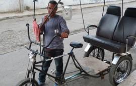 Elektrikeren Mario kører cykeltaxi i Havanna. Den røde tre-pesos pengeseddel med Che Guevara er måske væk om et år. Men det er ikke planen af opgive socialismen.