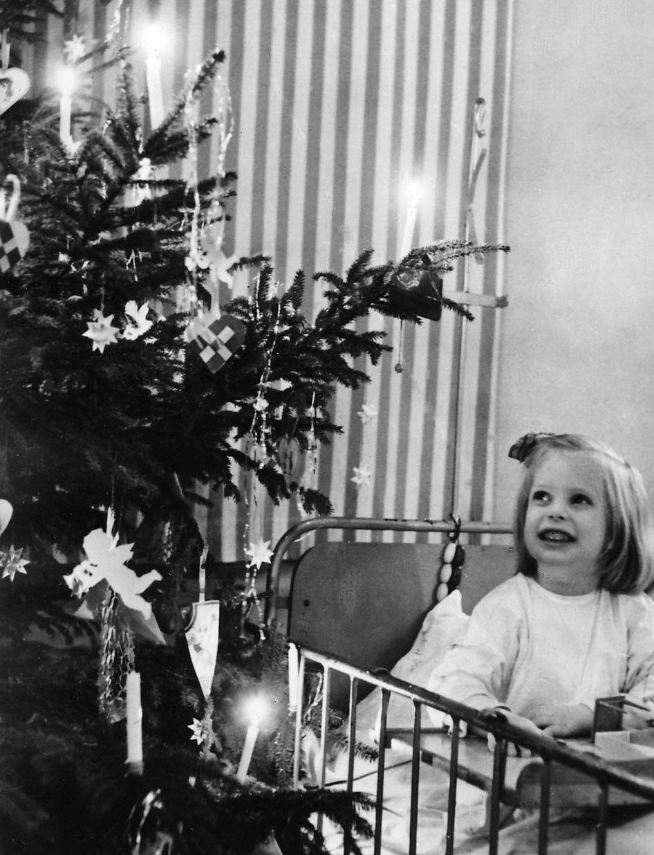 JUL PÅ BØRNEHOSPITALET På alle sygehuse blev der gjort meget ud af julen, specielt på børnestuerne og børneafdelingerne.