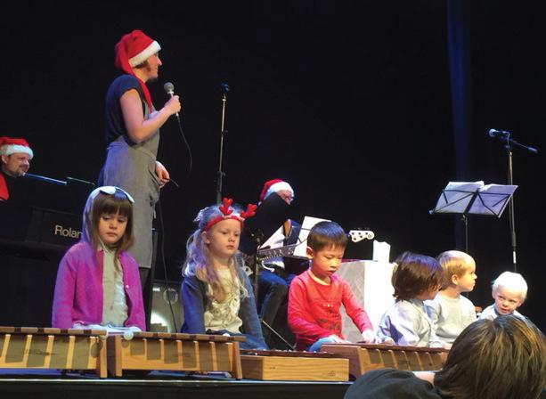 Børn og forældre fra Hop, spil og ballade og rytmikholdene, sang, hoppede og dansede til tonerne fra nisseorkesteret. Der var sange om den travle juletid, hvor der skal bages julekager.