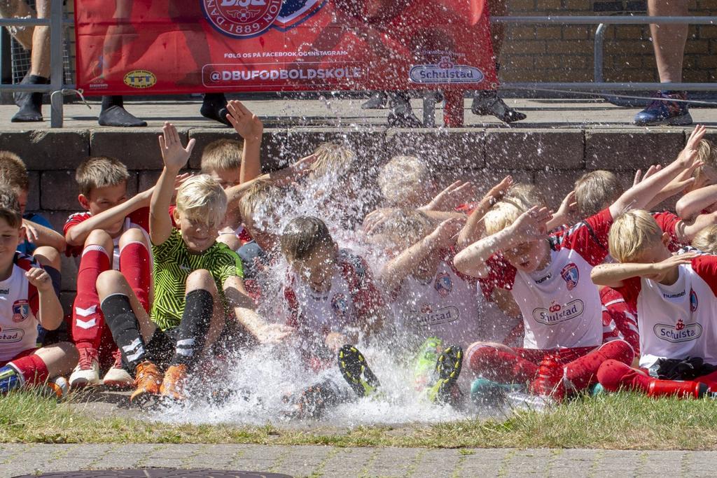 21 Fodboldskolen 2018 Årets DBU fodboldskole fandt sted i uge 27 i det smukke sommer vejr ved Nordals idrætscenter. Fodboldskolen var ikke særlig stor i år, der var kun tilmeldt 26 spillere.