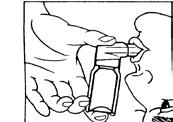 Brugsvejledning for Atrovent spray Før første inhalation trykkes metalbeholderen ned to gange. 1. Tag beskyttelseshætten af mundstykket. 2. Pust helt ud. 3. Hold sprayen som vist på fig.