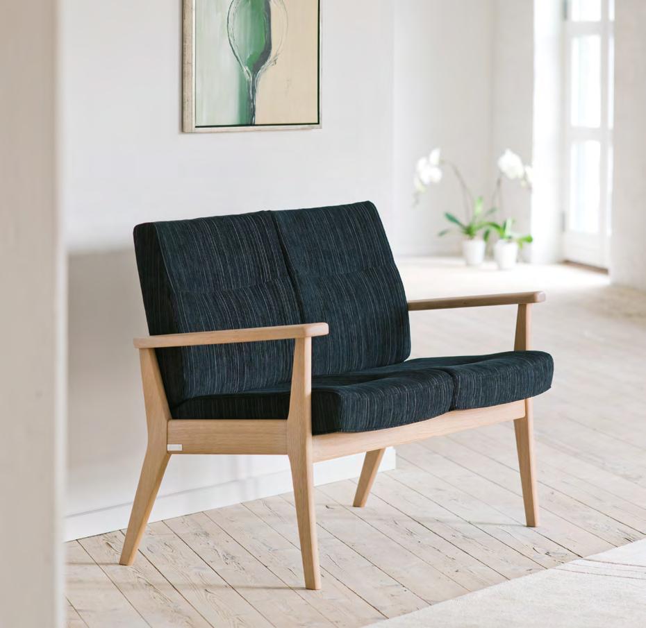 Sofagruppe og hvilestol i samme lette design. I den sædehøjde, der passer dig. Klassiske linjer med et klassisk stof måske. Glæden ved kvalitet både for krop og sjæl.
