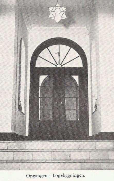 Logebygningen har siden indvielsen den 11. janu- ar 1925 været hjemsted for Horsia logen og dens brødre og de senere tilkommende tre loger og en lejr. Den 6. marts 1938 blev søsterloge nr.