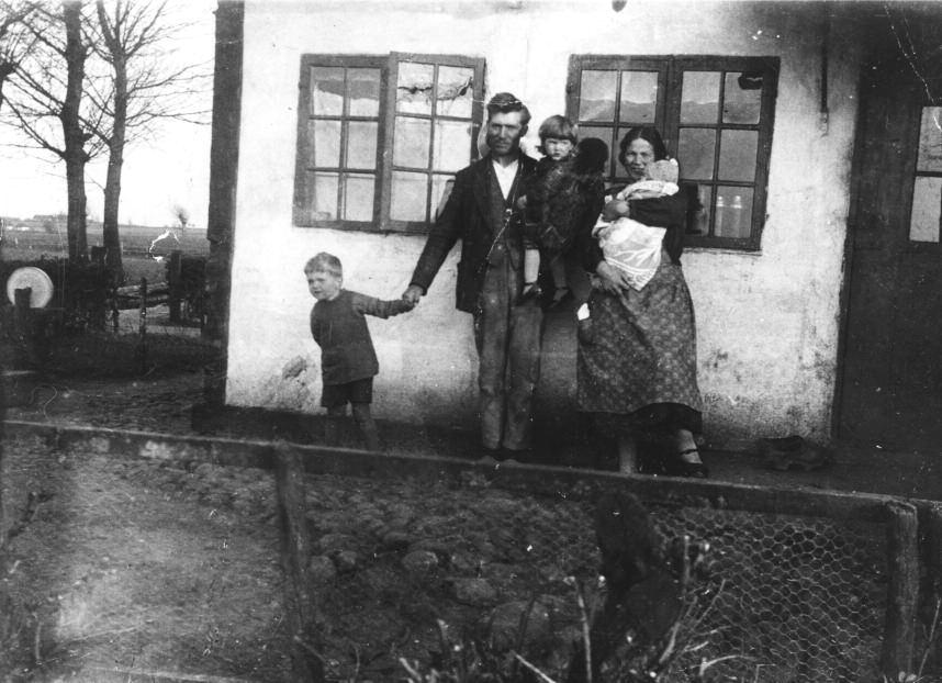 14 ARBEJDERHISTORIE NR. 3 2011 En landarbejderfamilie med 3 små børn udenfor deres hjem i begyndelsen af 1900-tallet.