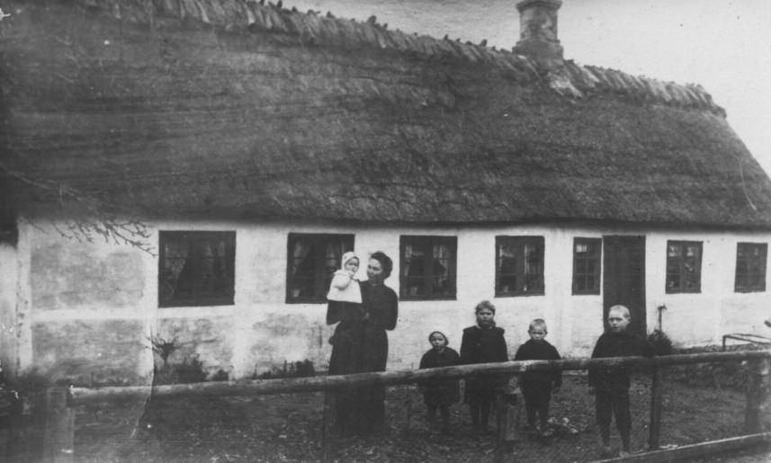 6 ARBEJDERHISTORIE NR. 3 2011 I 1910 boede enken Sofie Larsen i dette hus i Lund ved Rødvig med sine 5 børn. Hun ernærede sig ved vaskeri for egnens bønder, hvorved hun tjente 26 kr. om måneden.