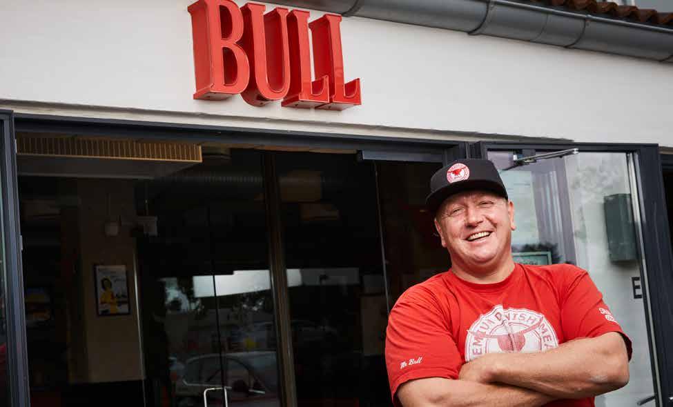Ejeren af restaurant Bull i Odense, Henning Andersen, er lige så begejstret for kødet fra Friland som restaurantens kunder.