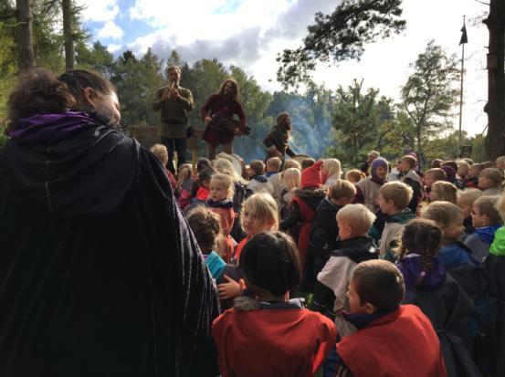 Fokus på middelalder Middelalderugen er også en væsentlig tradition, hvor alle kommende skolebørn samles på Valhalla i Skovens store naturgrund til forskellige middelalderaktiviteter.
