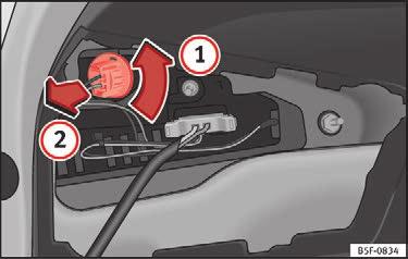 Drej pæreholderen til baklyset mod venstre, og tag den af i pilens retning 1 Fig. 116. Tag lygten ud af holderen 2.