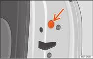 Sæt nøglekammen ind i afdækningens nederste åbning Fig. 6 (pil) på førerdørens dørhåndtag, og løft afdækningen af nedefra og opad. Stik nøglekammen ind i låsecylinderen, og lås bilen op eller lås den.