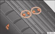 2. Kontroller altid dæktrykket på kolde dæk. Reducer ikke trykket, mens dækkene er varme. 3. Tilpas dæktrykket til bilens læs. Dæktryk Specielt ved høje hastigheder er dæktrykket vigtigt.