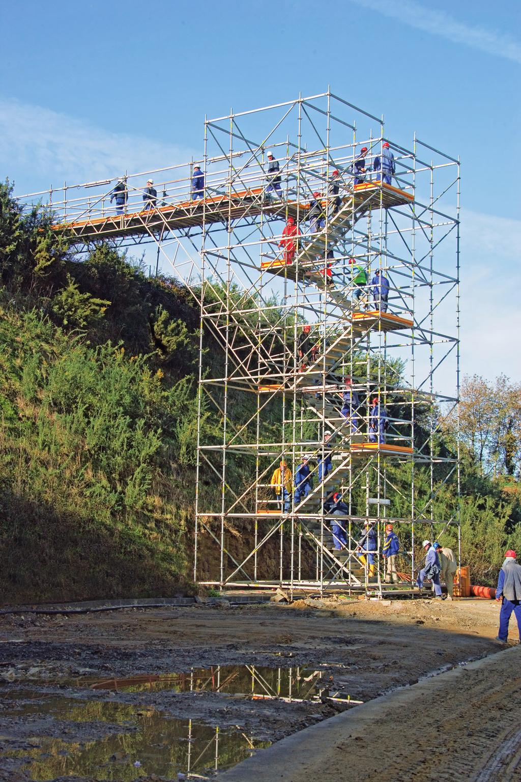 Med trinbredder på 100 eller 125 cm er trappen behagelig at gå på også når der er modgående traﬁk. Ved en tilladelig belastning på 3,0 kn/m2 kan det bygges op til 50 m i højden.