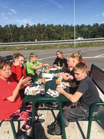 Snakken kom hurtigt i gang og efter opsamling af dem fra svømmeklubben HASI, fik vi morgenmad i bussen, som Pernille havde sørget for - dejlig morgenmad!