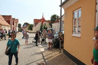 Om onsdagen - som ellers var fri ønskede flere at komme til Sæby og gå en tur i de små gader.