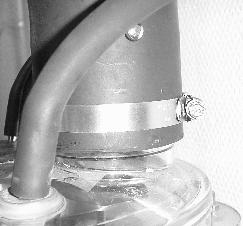 3.3 VÆSKEFÆLDE Gummimuffen fra væskefælden til hovedvakuumledning skal være fastspændt med et spændebånd på væskefælden for at holde den på plads. 3.3.1 AUTOMATISK VASK AF VÆSKEFÆLDE I malkestalde monteres anboringsstudsen til automatisk vask ind i toppen på vaskeledningen.
