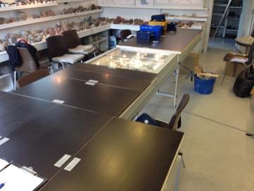 På billedet her kan det ses, hvordan glasmontrerne kan dækkes over, så der er bordplads til diverse