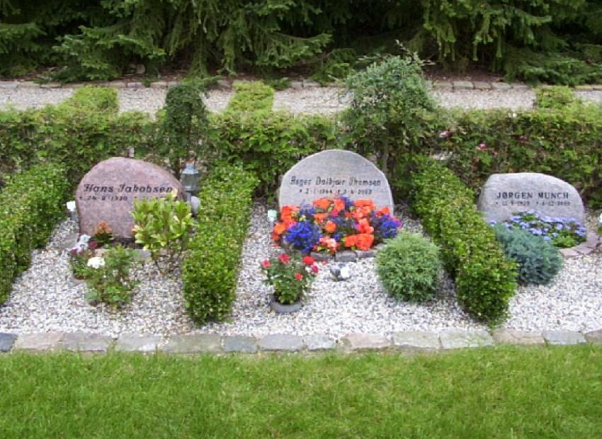 Traditionelt urnegravsted Almindelige urnegravsteder er på ca. 1 m 2 og beregnet til fire urner pr. gravsted. De findes på Søndre Kirkegård i gravgårdene A2 og L2, C2, G2 og N2.