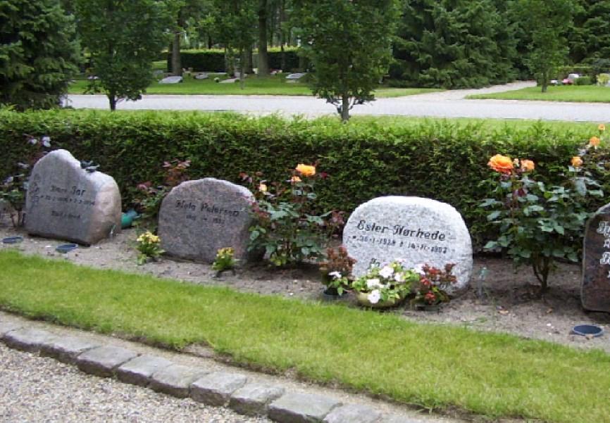 Urne i græs Der er udlagt afdelinger med urnegravpladser i græs. På Gl. Kirkegård er det i afd. GA, og på Søndre Kirkegård er det i gravgårdene A1 og L1. Endvidere er nogle gravsteder i Afd.