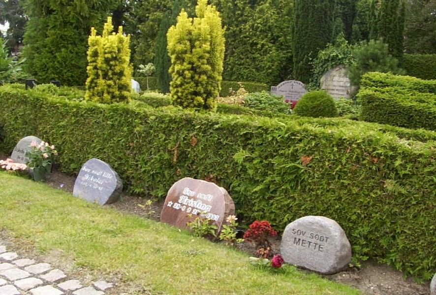 Gravplads for spædbørn (0-1 år). Der er udlagt gravsteder til spædbørnsgrave på Gl. Kirkegård i afd. K. Fredningsperioden for disse gravpladser er 15 år.